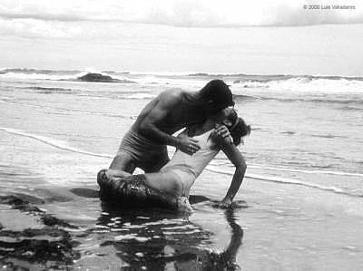 En noir et blanc couple enlac au bord de l eau